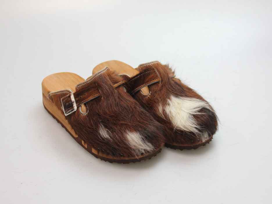 Bewegliche Clogs mit Keilsohle in Fell