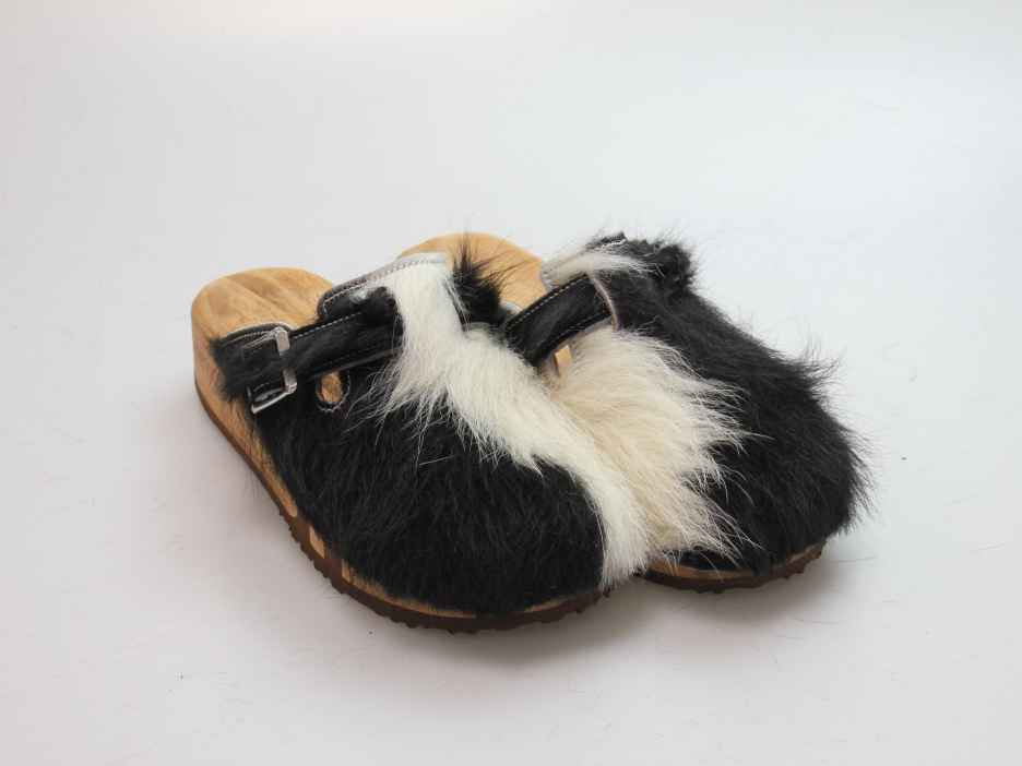 Bewegliche Clogs mit Keilsohle in Fell