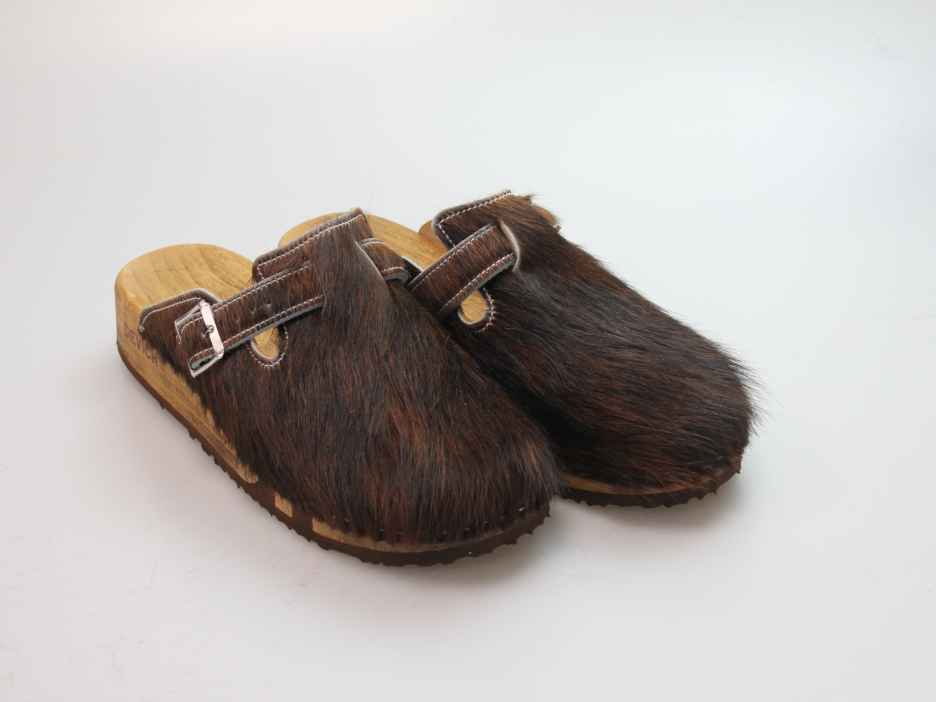 Bewegliche Clogs mit Keilsohle in Fell
