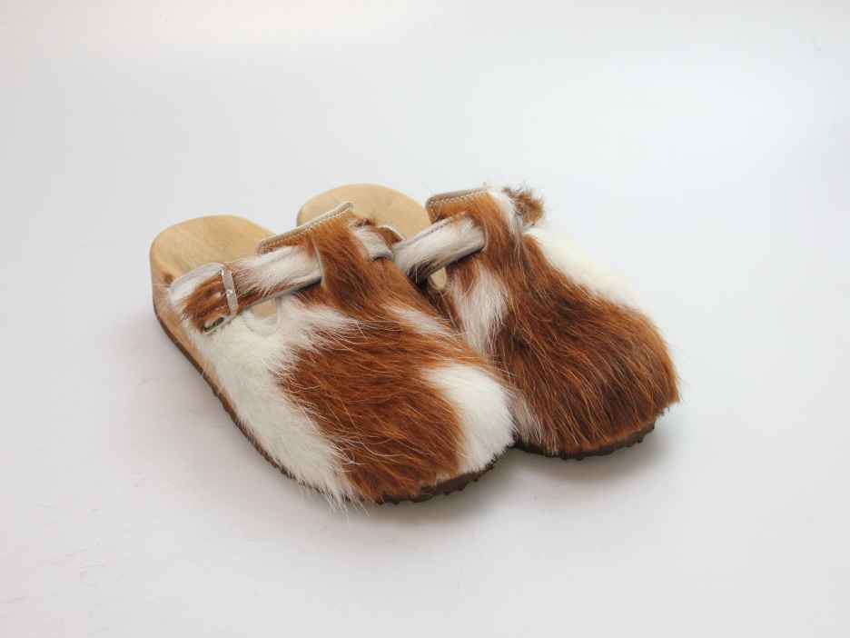 Bewegliche Clogs mit Keilsohle in Fell