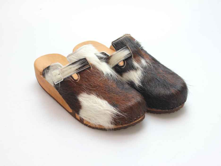 Bewegliche Clogs mit Keilsohle in Fell