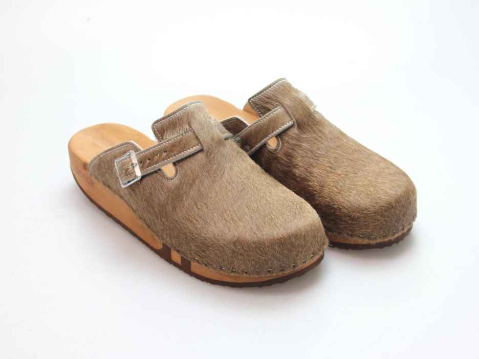 Bewegliche Clogs mit Keilsohle in Fell