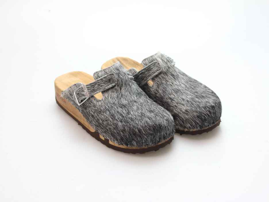 Bewegliche Clogs mit Keilsohle in Fell