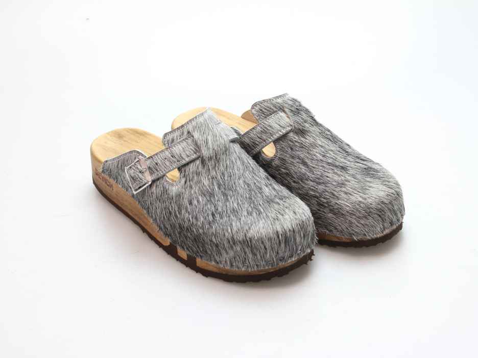Bewegliche Clogs mit Keilsohle in Fell