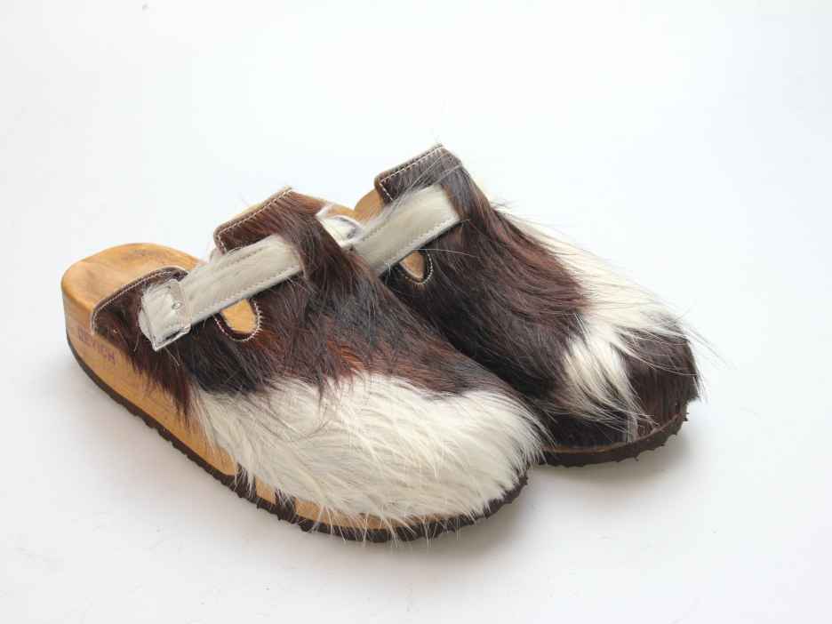 Bewegliche Clogs mit Keilsohle in Fell