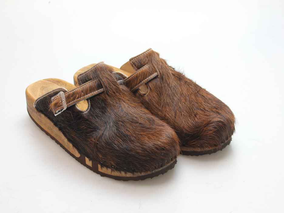 Bewegliche Clogs mit Keilsohle in Fell