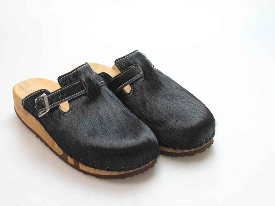 Bewegliche Clogs mit Keilsohle in Fell