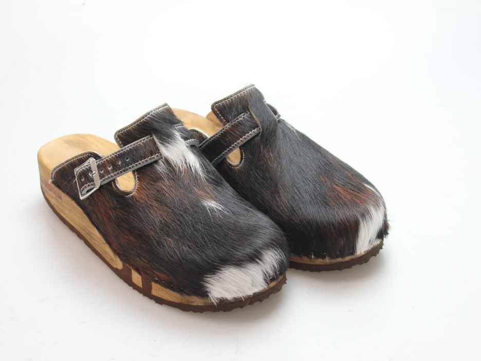 Bewegliche Clogs mit Keilsohle in Fell