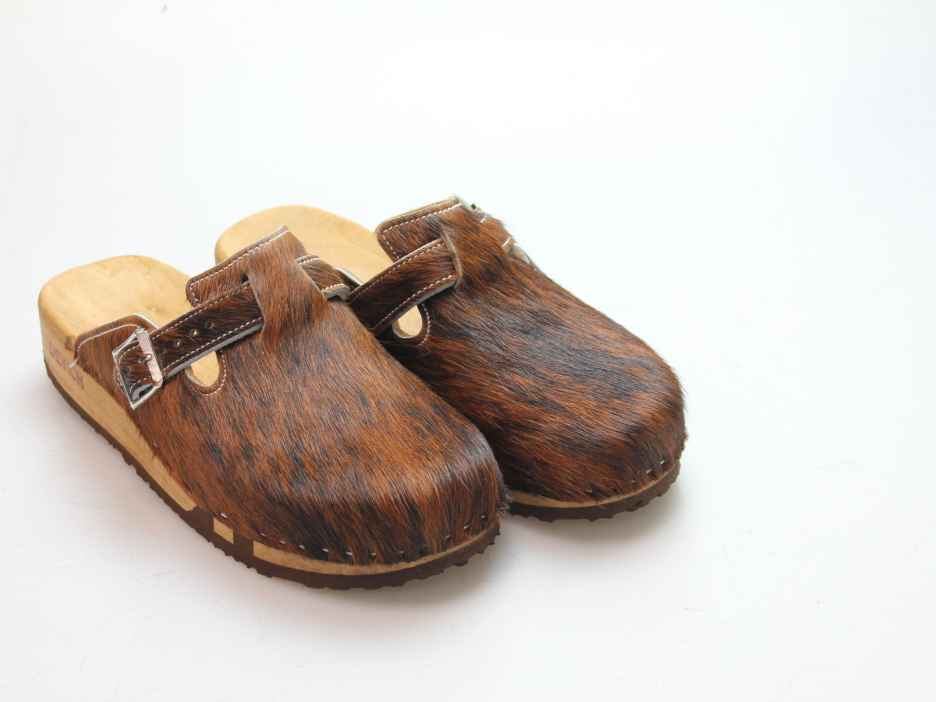 Bewegliche Clogs mit Keilsohle in Fell