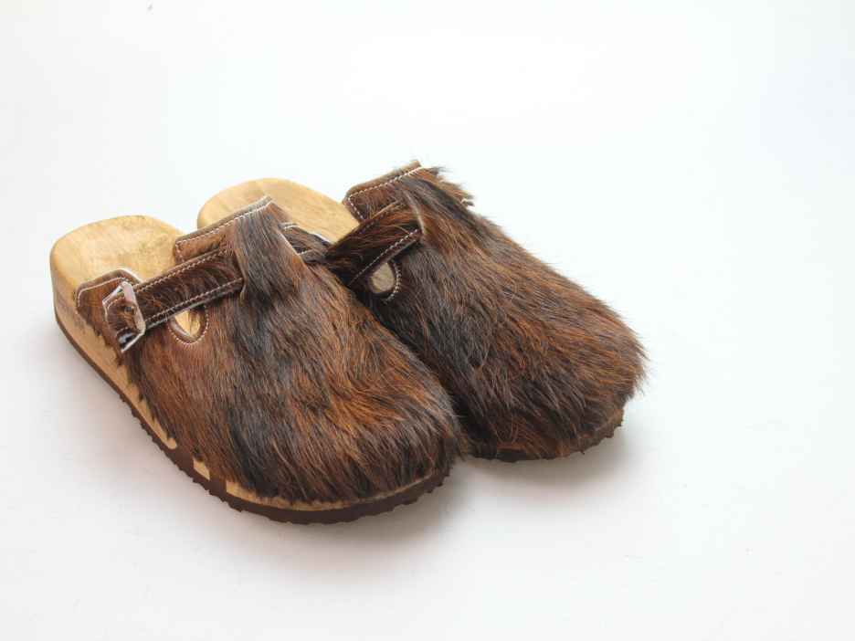 Bewegliche Clogs mit Keilsohle in Fell