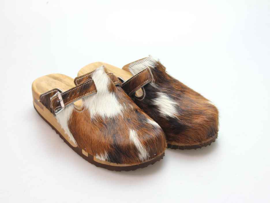 Bewegliche Clogs mit Keilsohle in Fell