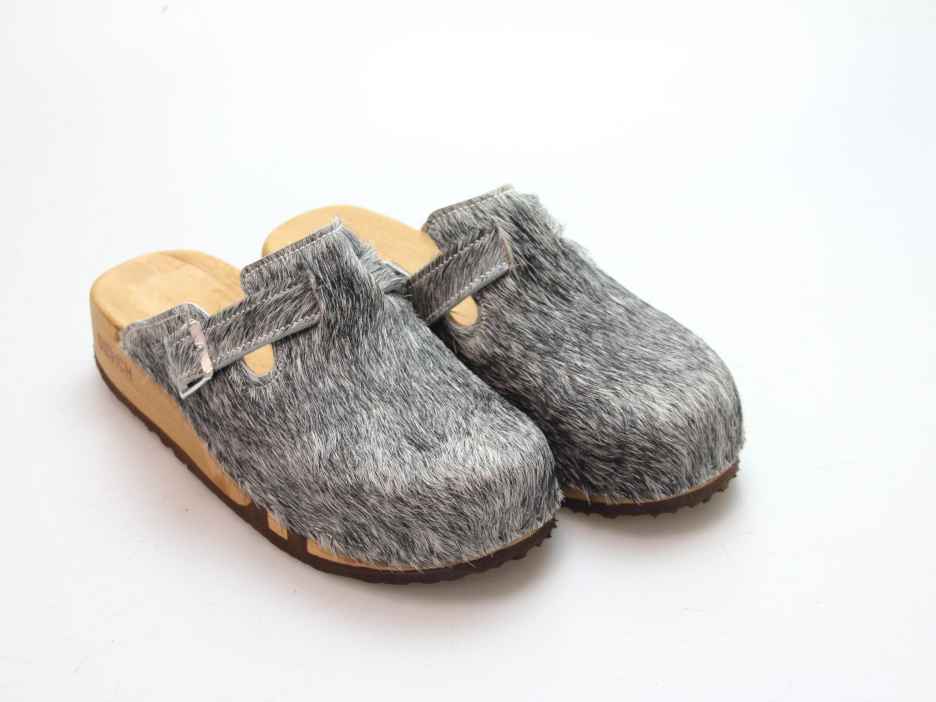 Bewegliche Clogs mit Keilsohle in Fell