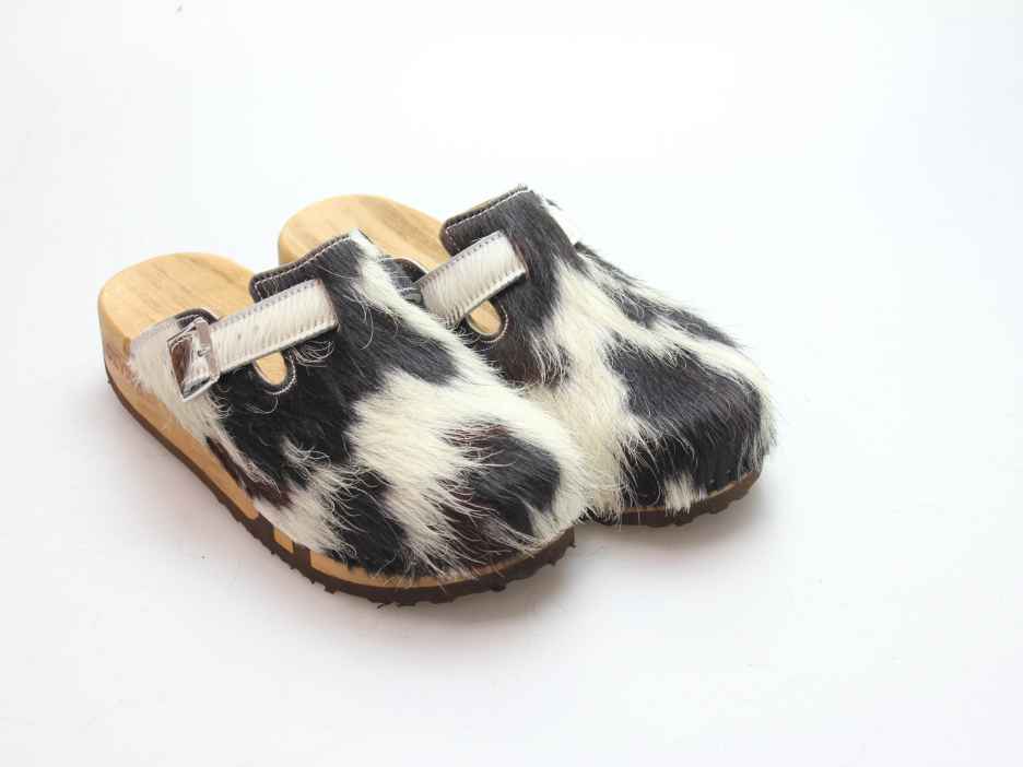 Bewegliche Clogs mit Keilsohle in Fell