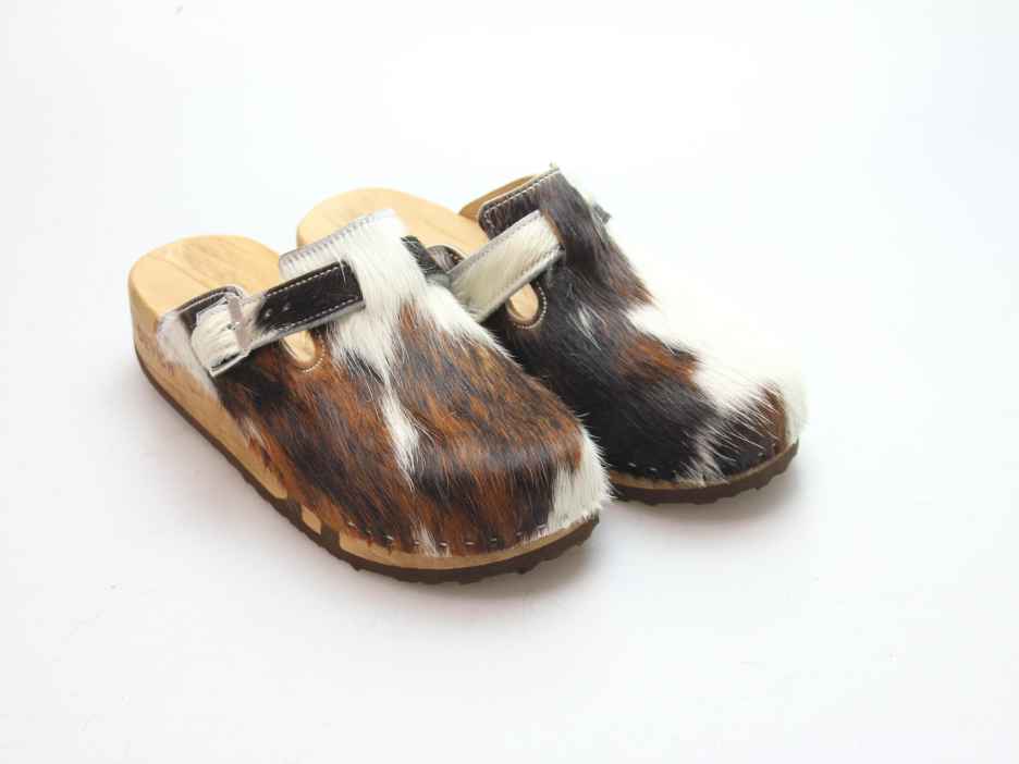 Bewegliche Clogs mit Keilsohle in Fell