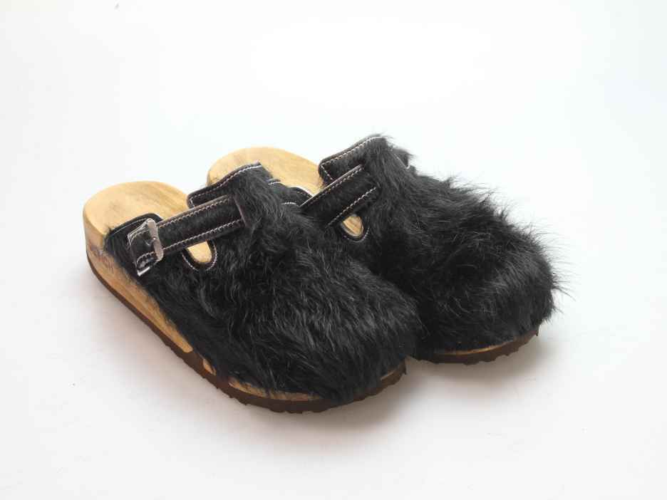 Bewegliche Clogs mit Keilsohle in Fell