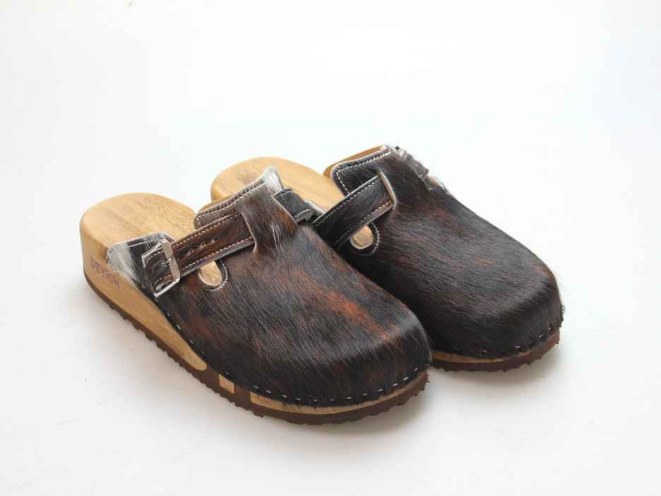 Bewegliche Clogs mit Keilsohle in Fell