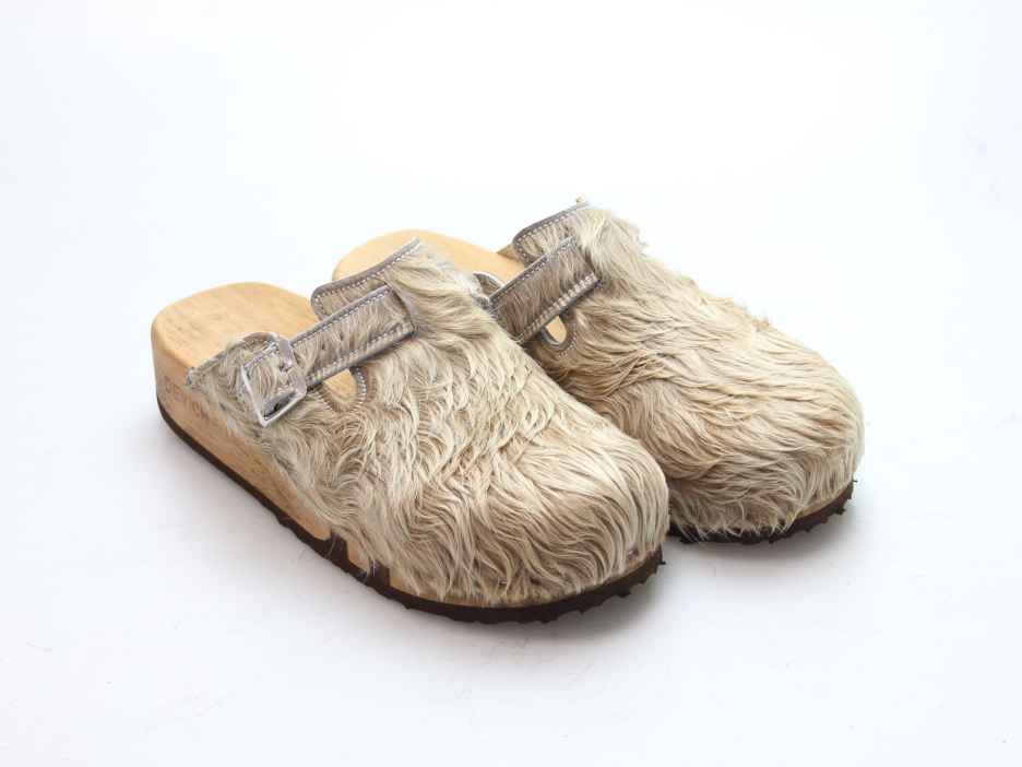 Bewegliche Clogs mit Keilsohle in Fell