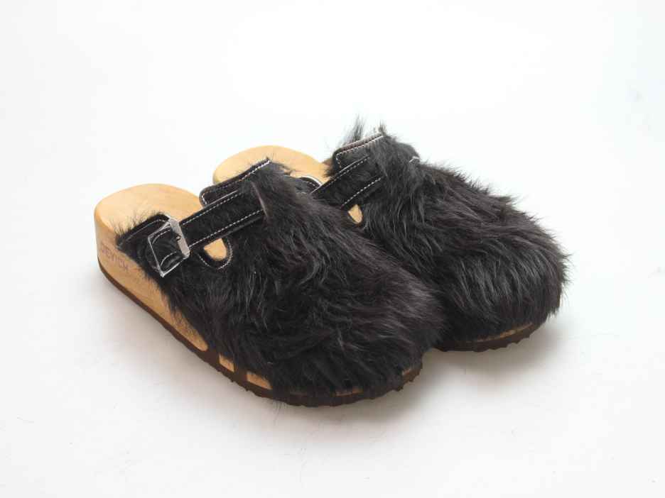 Bewegliche Clogs mit Keilsohle in Fell