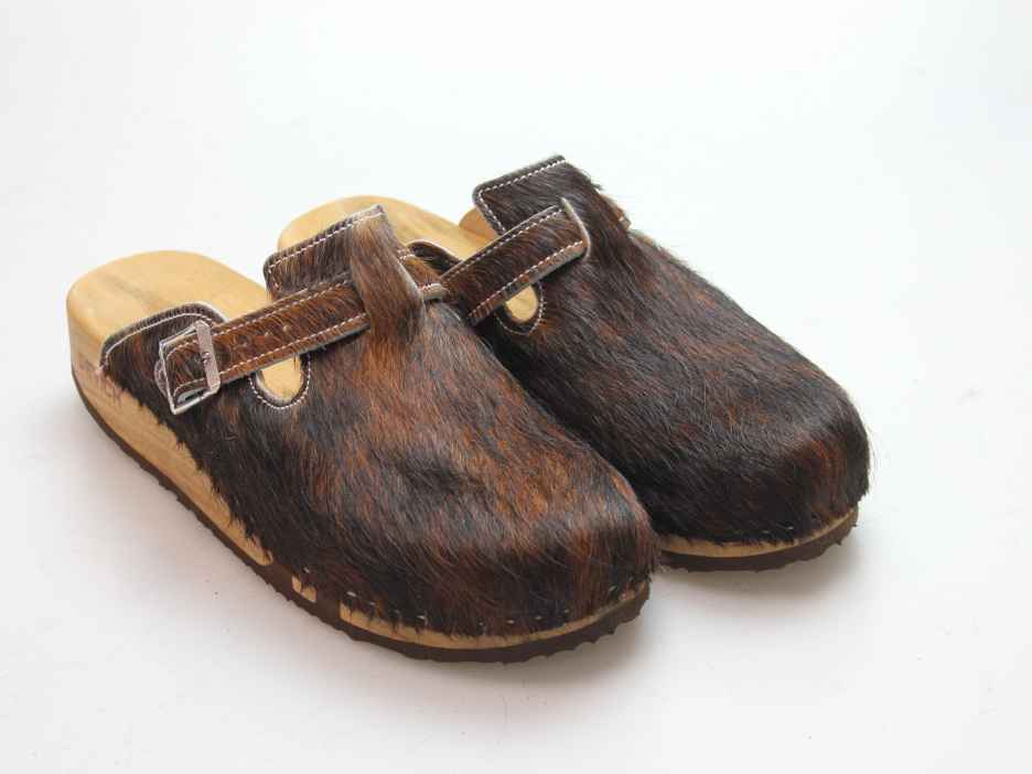 Bewegliche Clogs mit Keilsohle in Fell