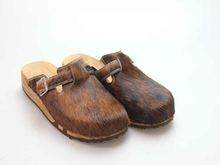 Bewegliche Clogs mit Keilsohle in Fell