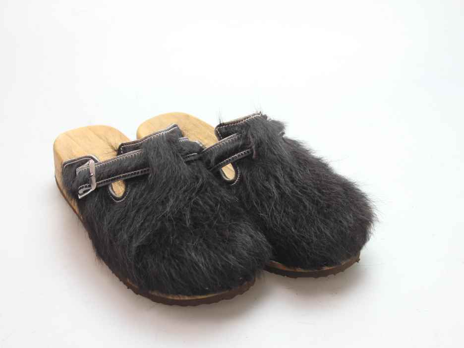 Bewegliche Clogs mit Keilsohle in Fell