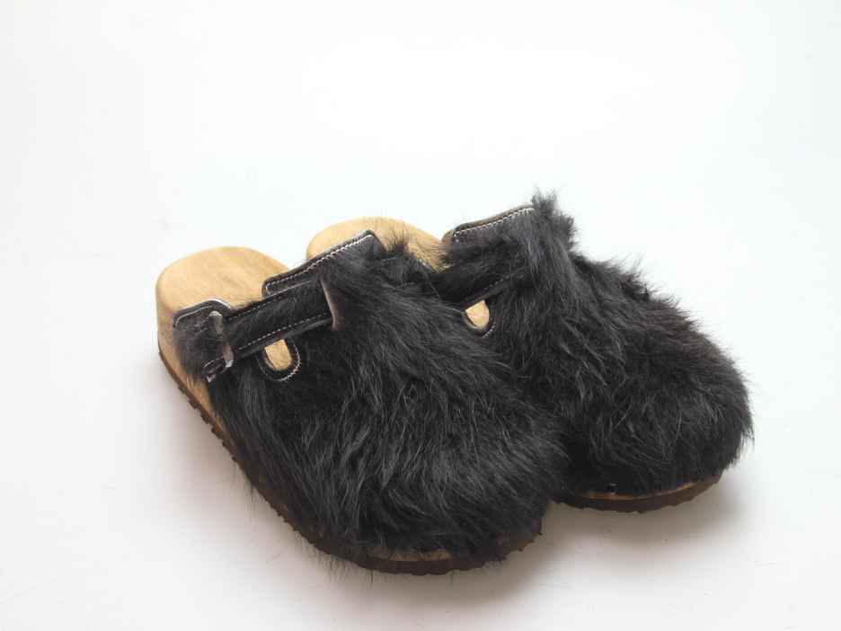 Bewegliche Clogs mit Keilsohle in Fell
