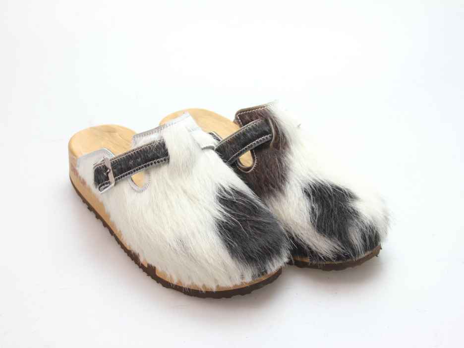 Bewegliche Clogs mit Keilsohle in Fell