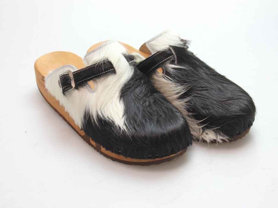 Bewegliche Clogs mit Keilsohle in Fell