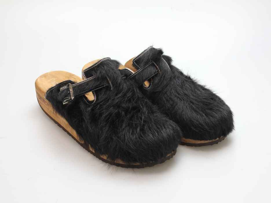 Bewegliche Clogs mit Keilsohle in Fell