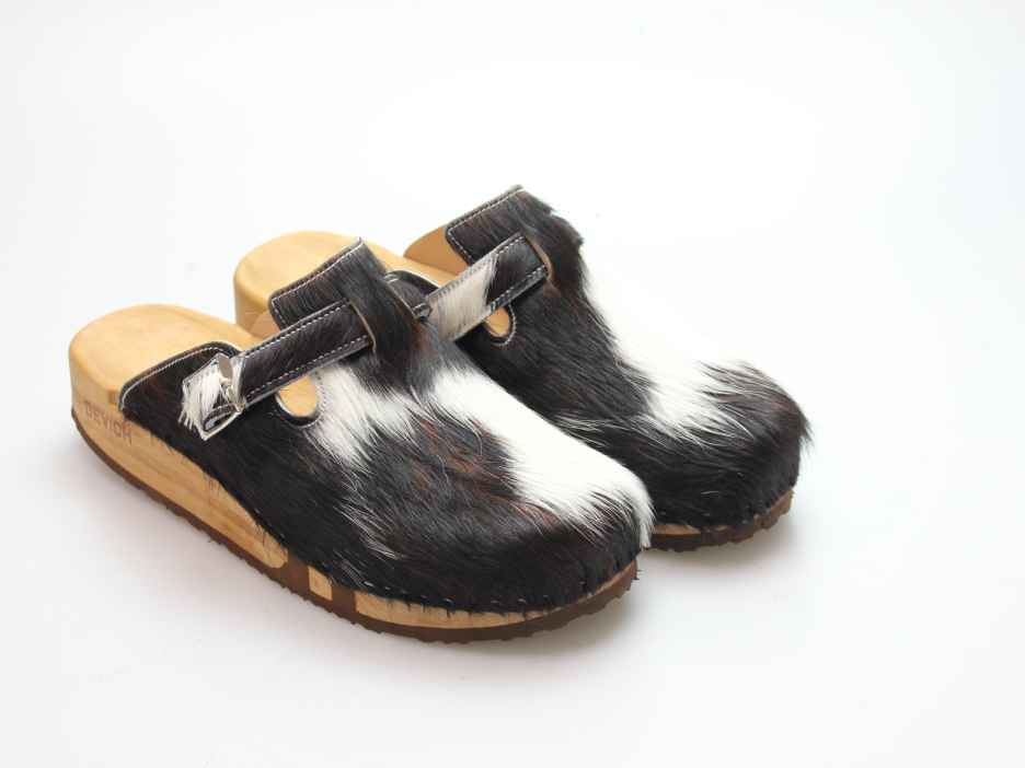 Bewegliche Clogs mit Keilsohle in Fell