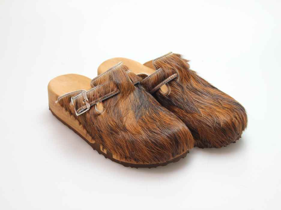 Bewegliche Clogs mit Keilsohle in Fell