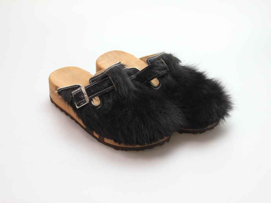 Bewegliche Clogs mit Keilsohle in Fell