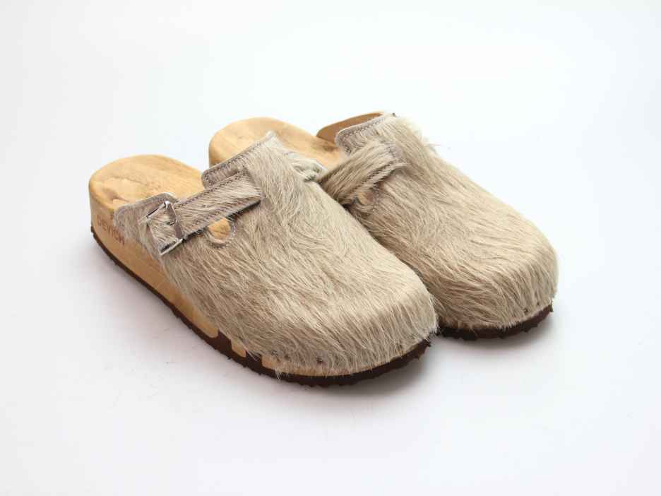 Bewegliche Clogs mit Keilsohle in Fell