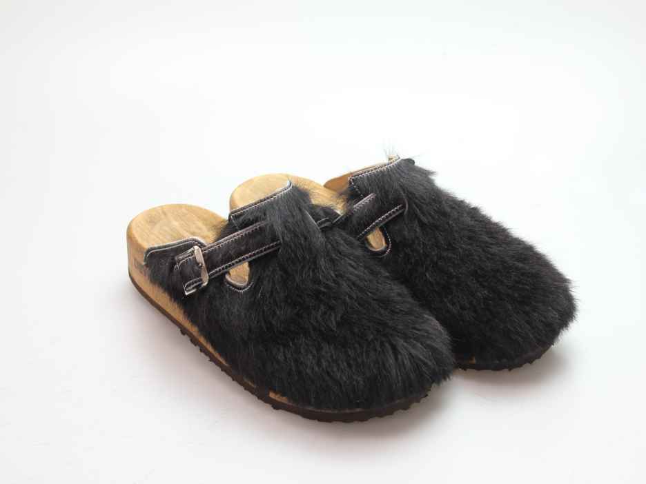 Bewegliche Clogs mit Keilsohle in Fell