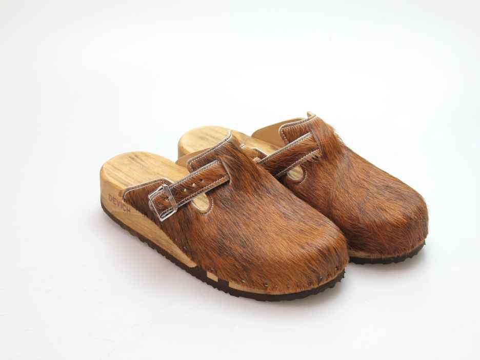 Bewegliche Clogs mit Keilsohle in Fell