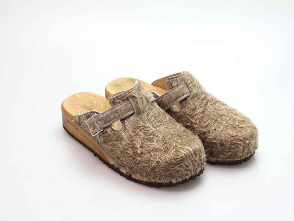 Bewegliche Clogs mit Keilsohle in Fell