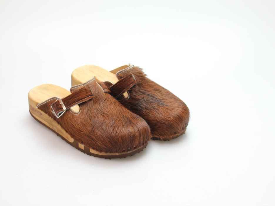 Bewegliche Clogs mit Keilsohle in Fell