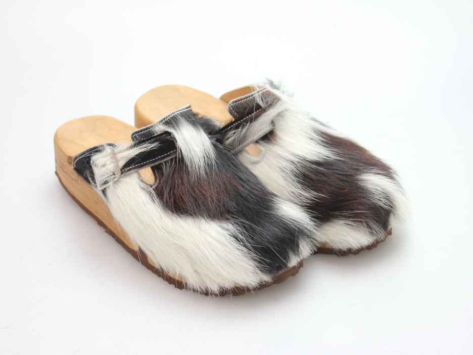 Bewegliche Clogs mit Keilsohle in Fell