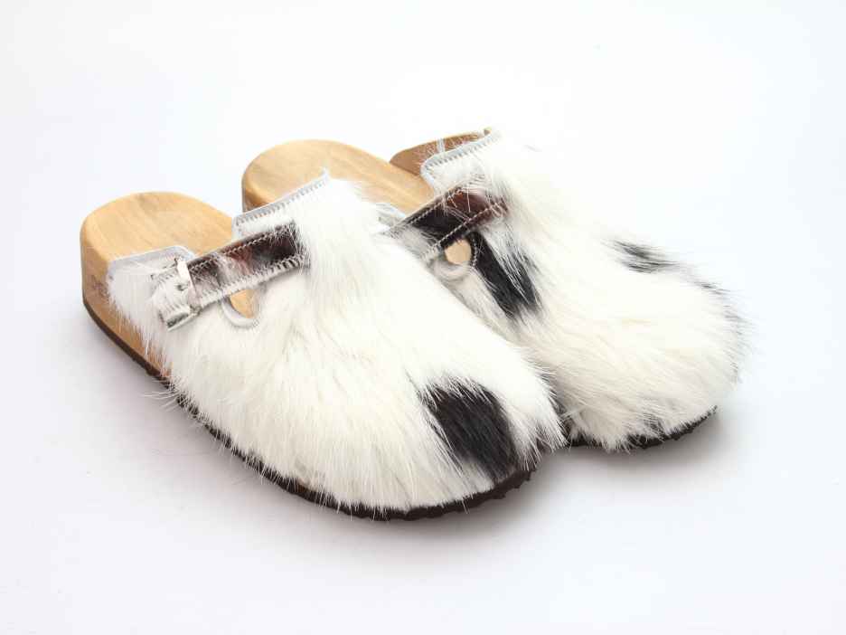 Bewegliche Clogs mit Keilsohle in Fell