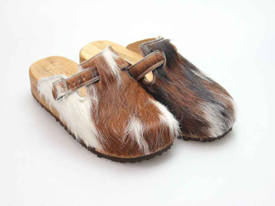 Bewegliche Clogs mit Keilsohle in Fell