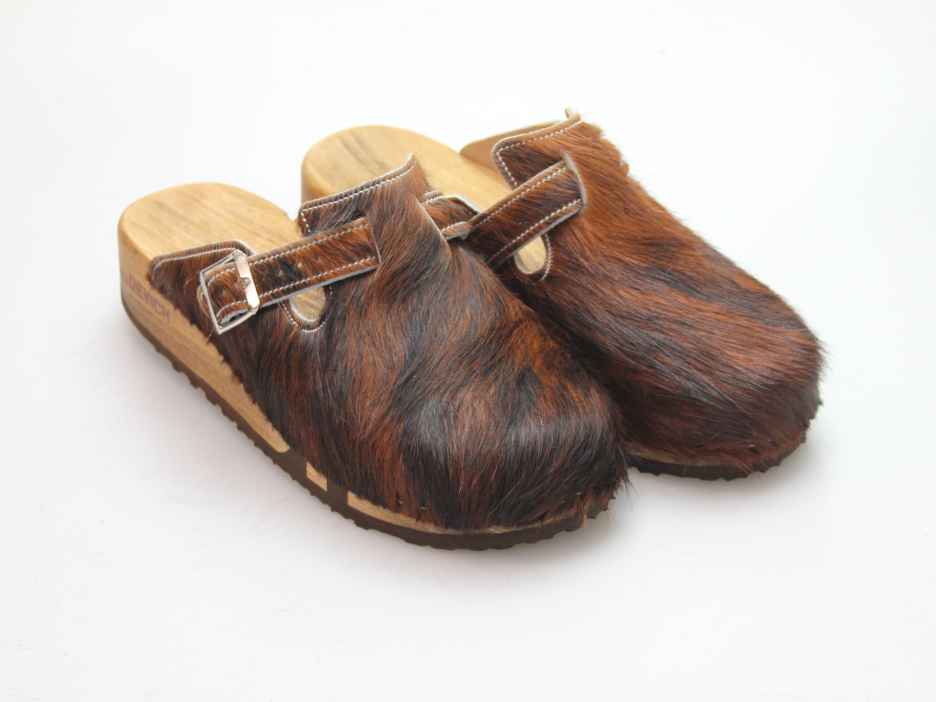 Bewegliche Clogs mit Keilsohle in Fell