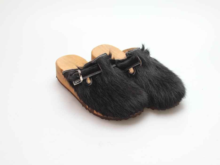 Bewegliche Clogs mit Keilsohle in Fell