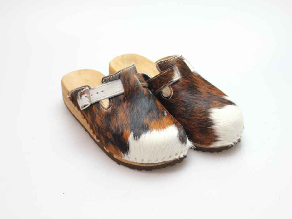 Bewegliche Clogs mit Keilsohle in Fell