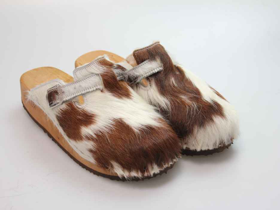 Clogs mit Keilsohle in Fell gefüttert