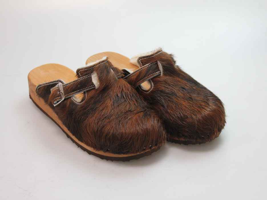 Clogs mit Keilsohle in Fell gefüttert