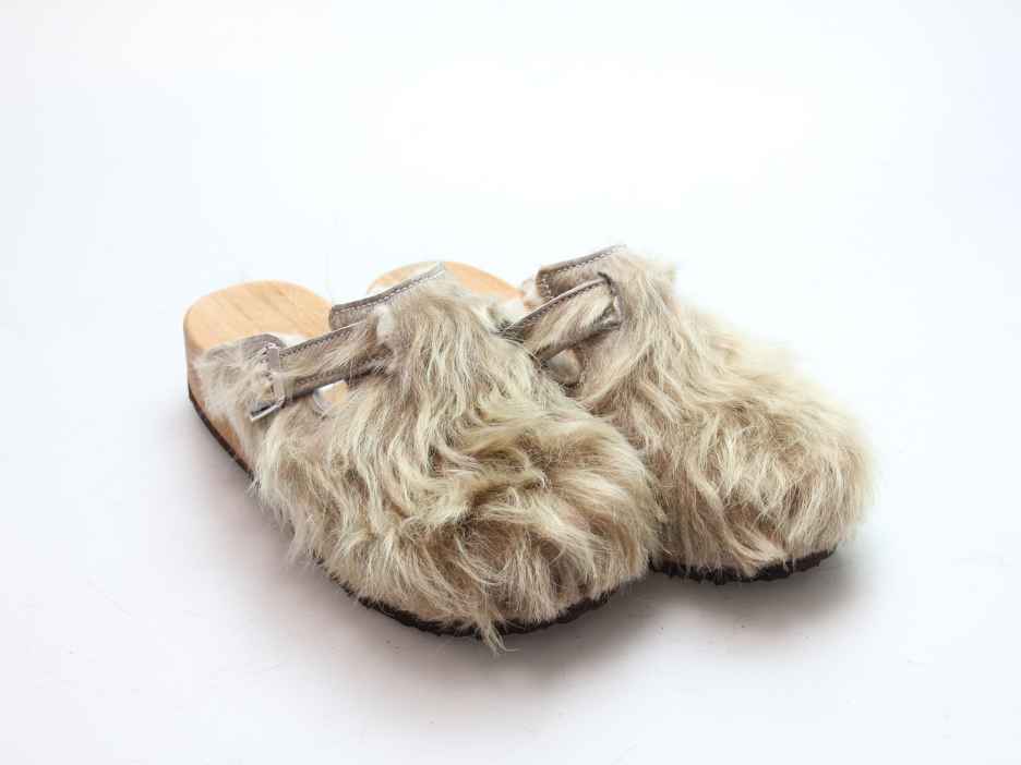 Clogs mit Keilsohle in Fell gefüttert