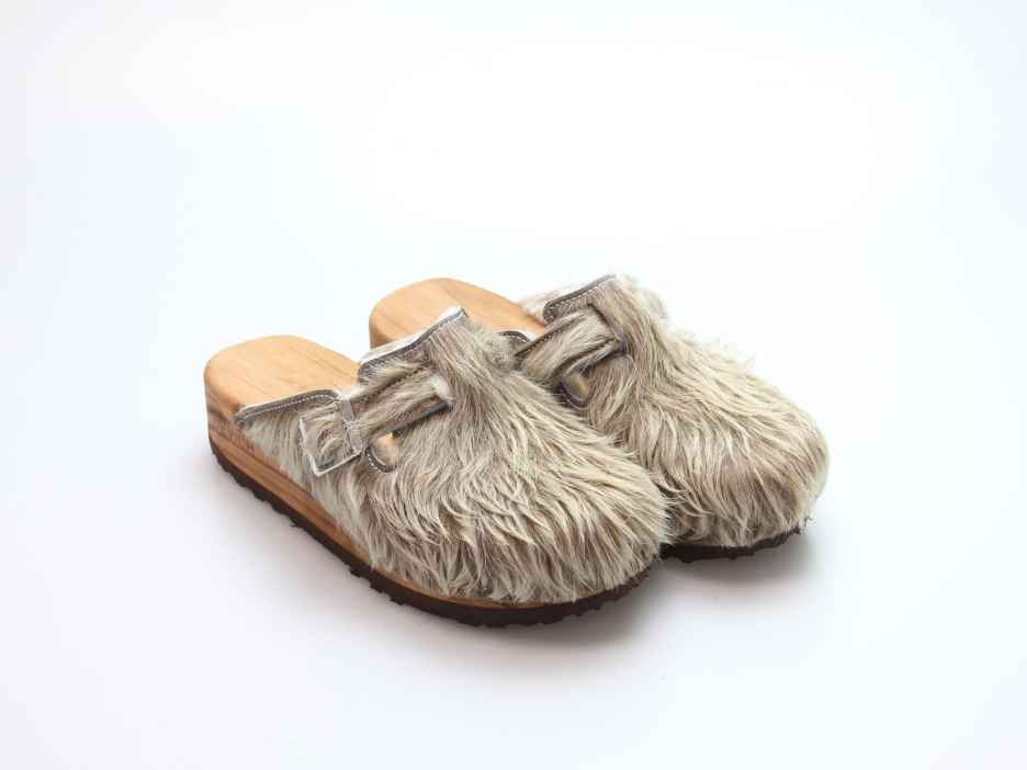 Clogs mit Keilsohle in Fell gefüttert