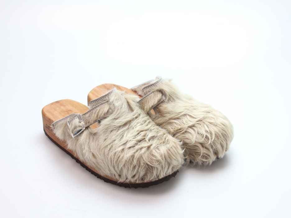 Clogs mit Keilsohle in Fell gefüttert