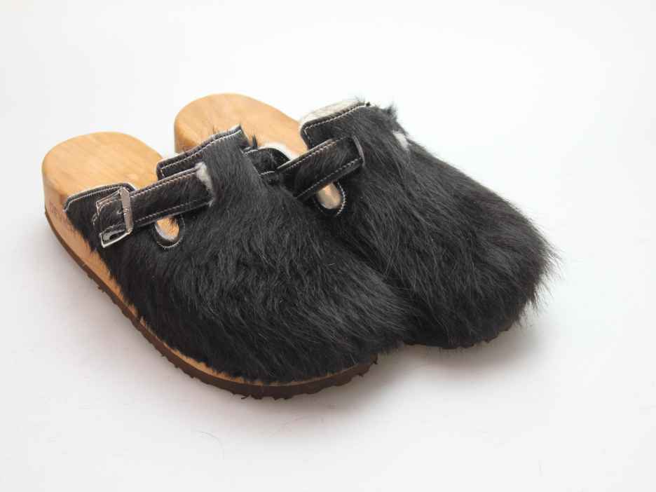 Clogs mit Keilsohle in Fell gefüttert