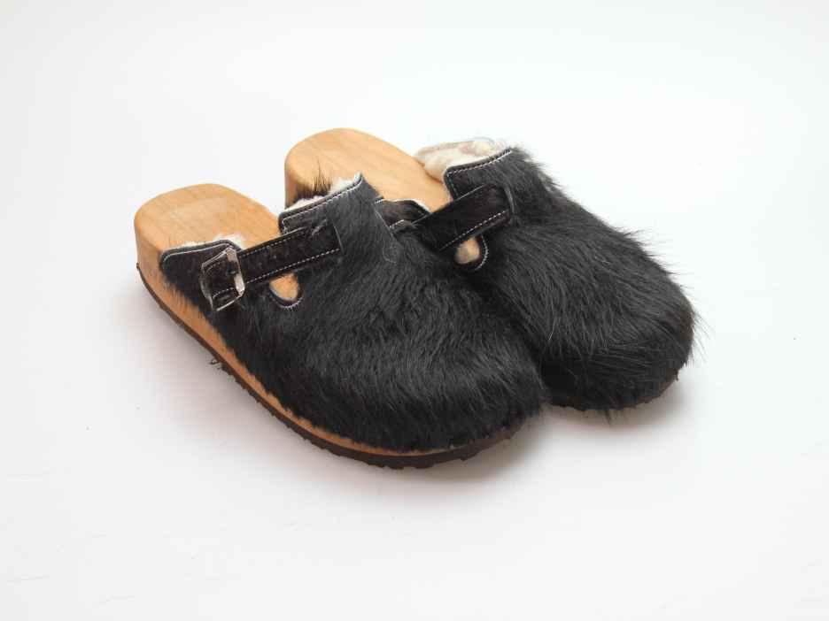 Clogs mit Keilsohle in Fell gefüttert